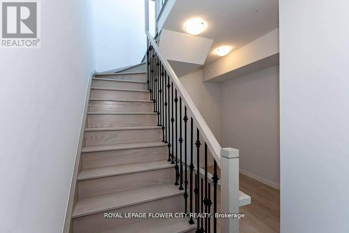 Th06 - 1010 Portage Parkway, Vaughan, Ontario  L4K 0K3 - Photo 4 - N12885012