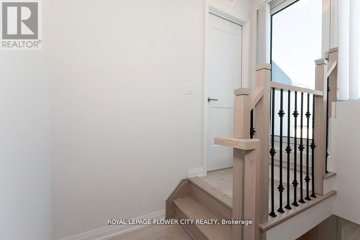 Th06 - 1010 Portage Parkway, Vaughan, Ontario  L4K 0K3 - Photo 5 - N12885012