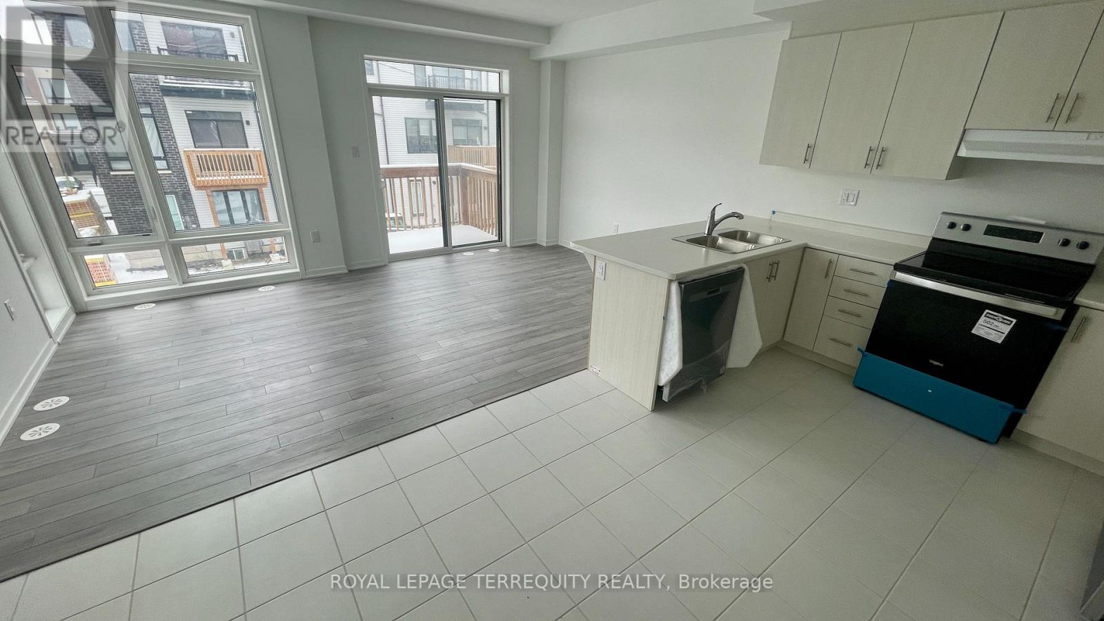 815 Stanstead Path, Oshawa, Ontario  L1H 7K5 - Photo 4 - E12885030