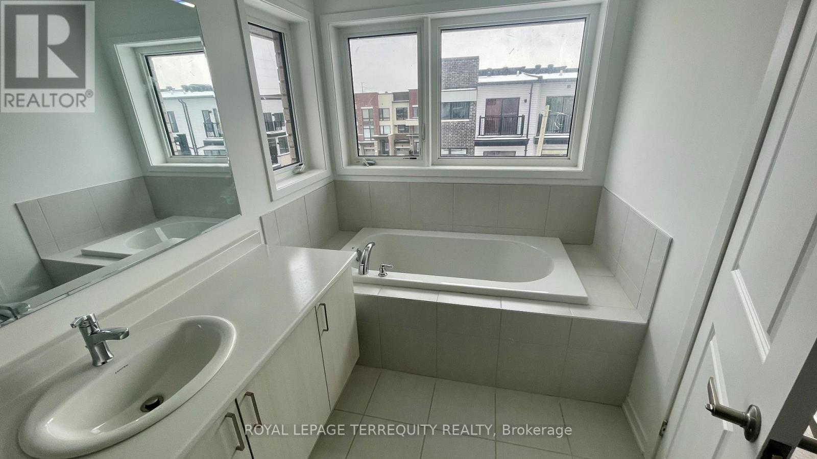 815 Stanstead Path, Oshawa, Ontario  L1H 7K5 - Photo 8 - E12885030