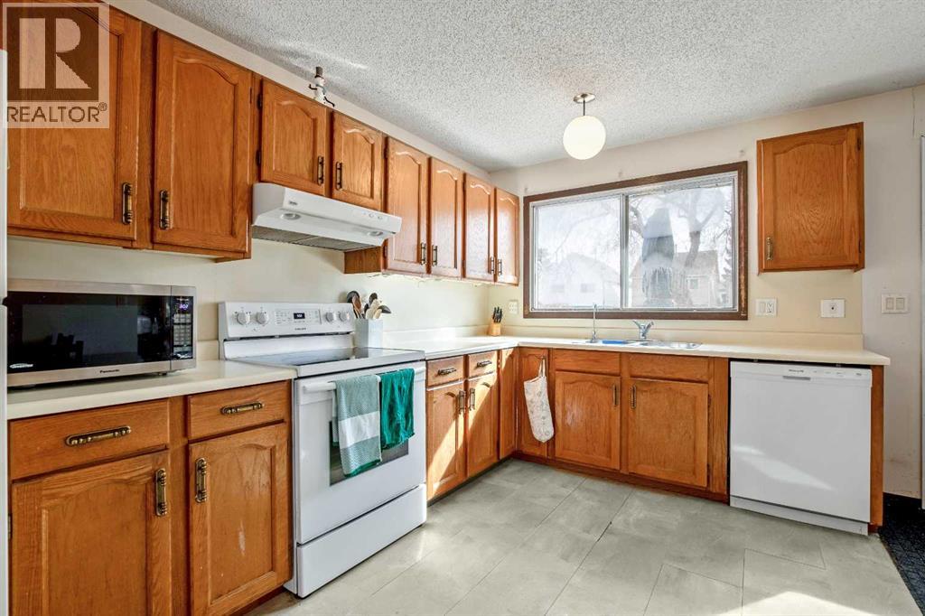 427 Queen Anne Way Se, Calgary, Alberta  T2J 4R8 - Photo 9 - A2292763