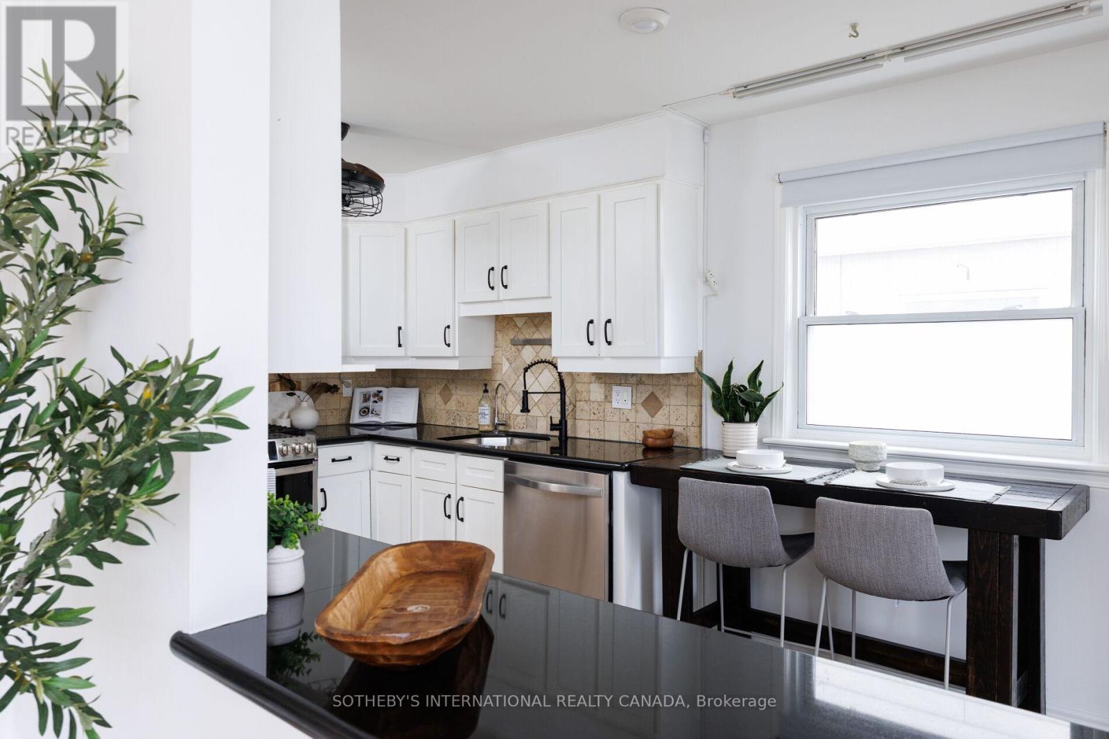 92 Delma Drive, Toronto, Ontario  M8W 4P1 - Photo 9 - W12836476