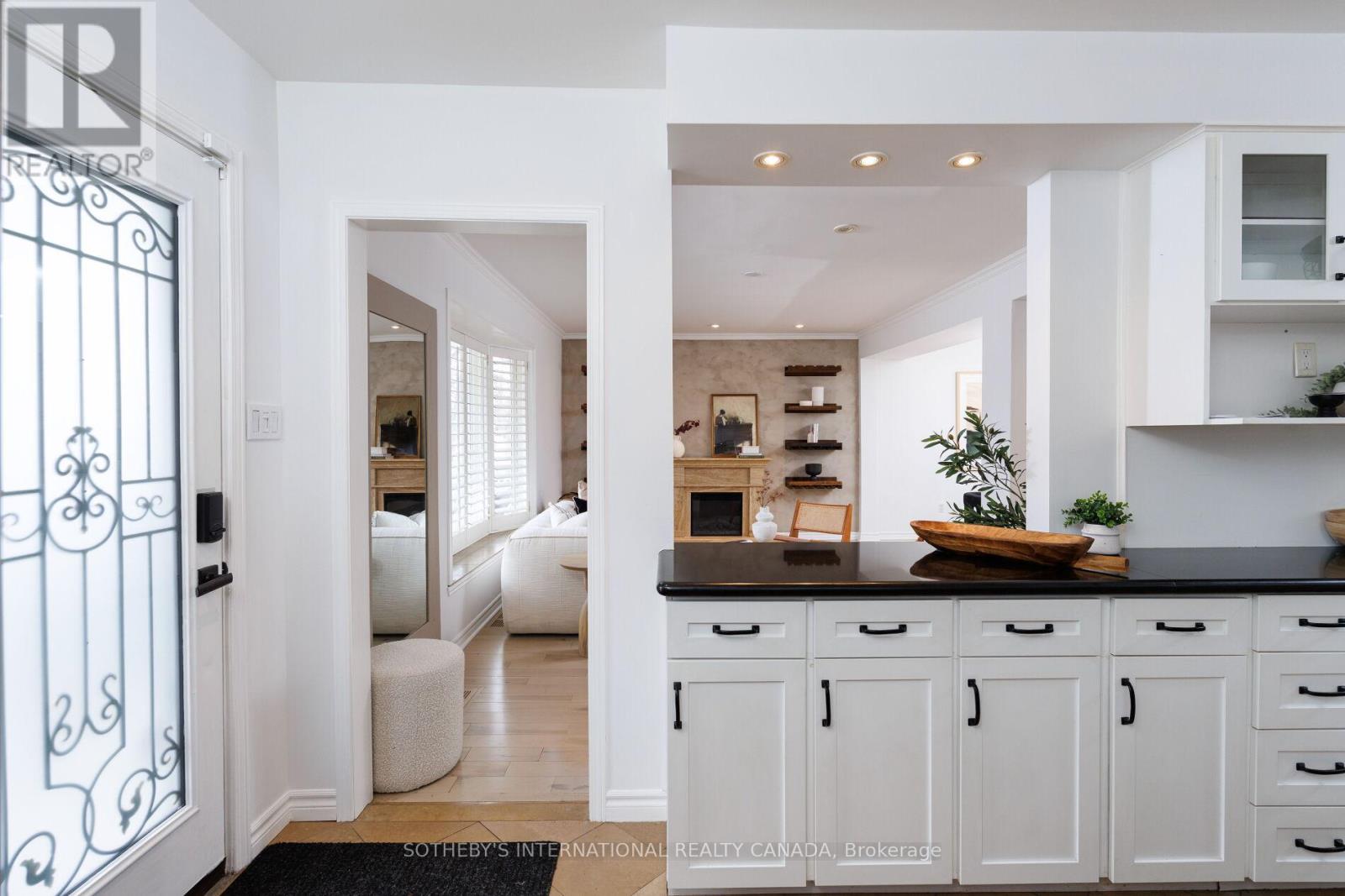 92 Delma Drive, Toronto, Ontario  M8W 4P1 - Photo 6 - W12836476