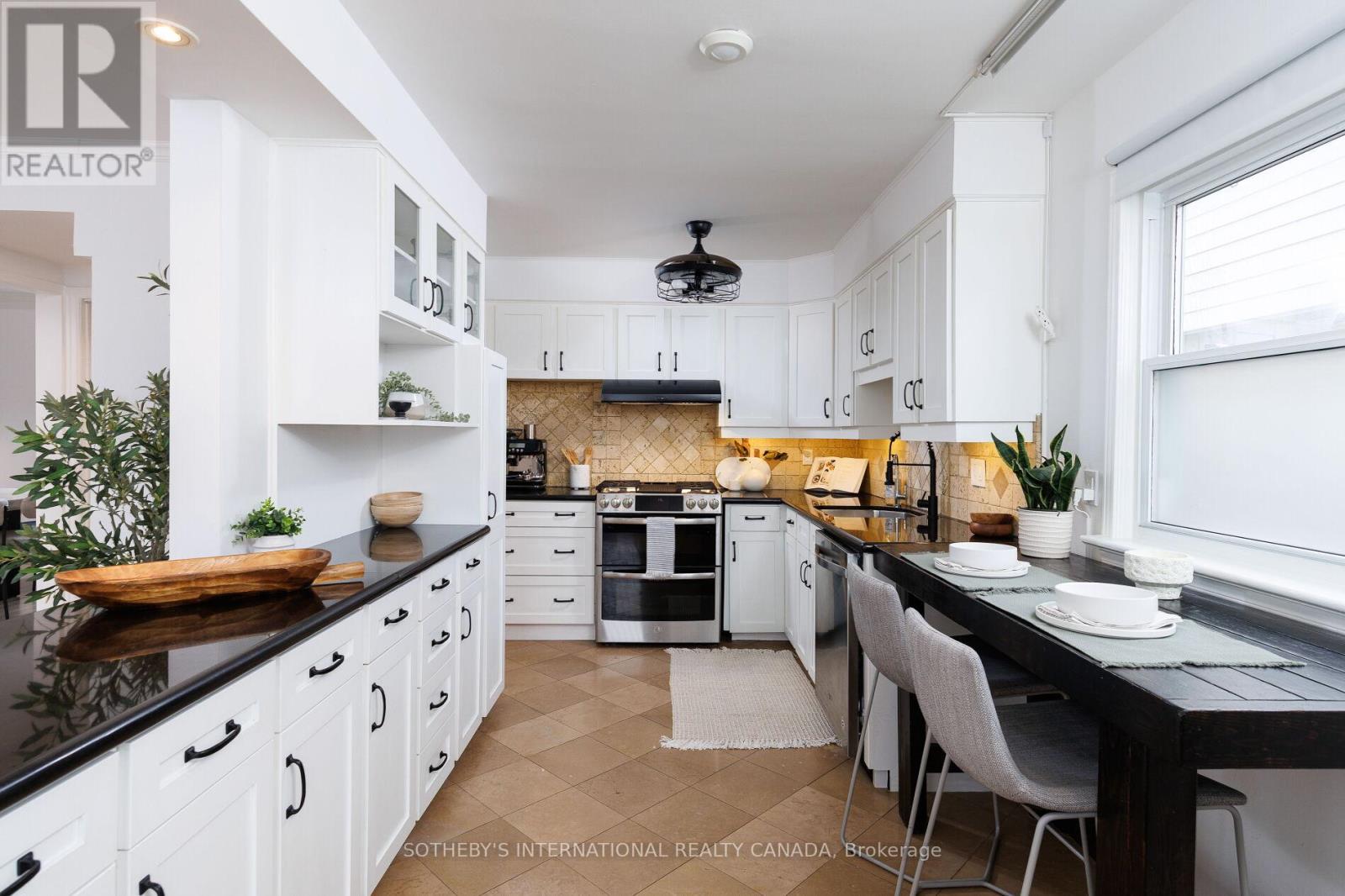 92 Delma Drive, Toronto, Ontario  M8W 4P1 - Photo 7 - W12836476