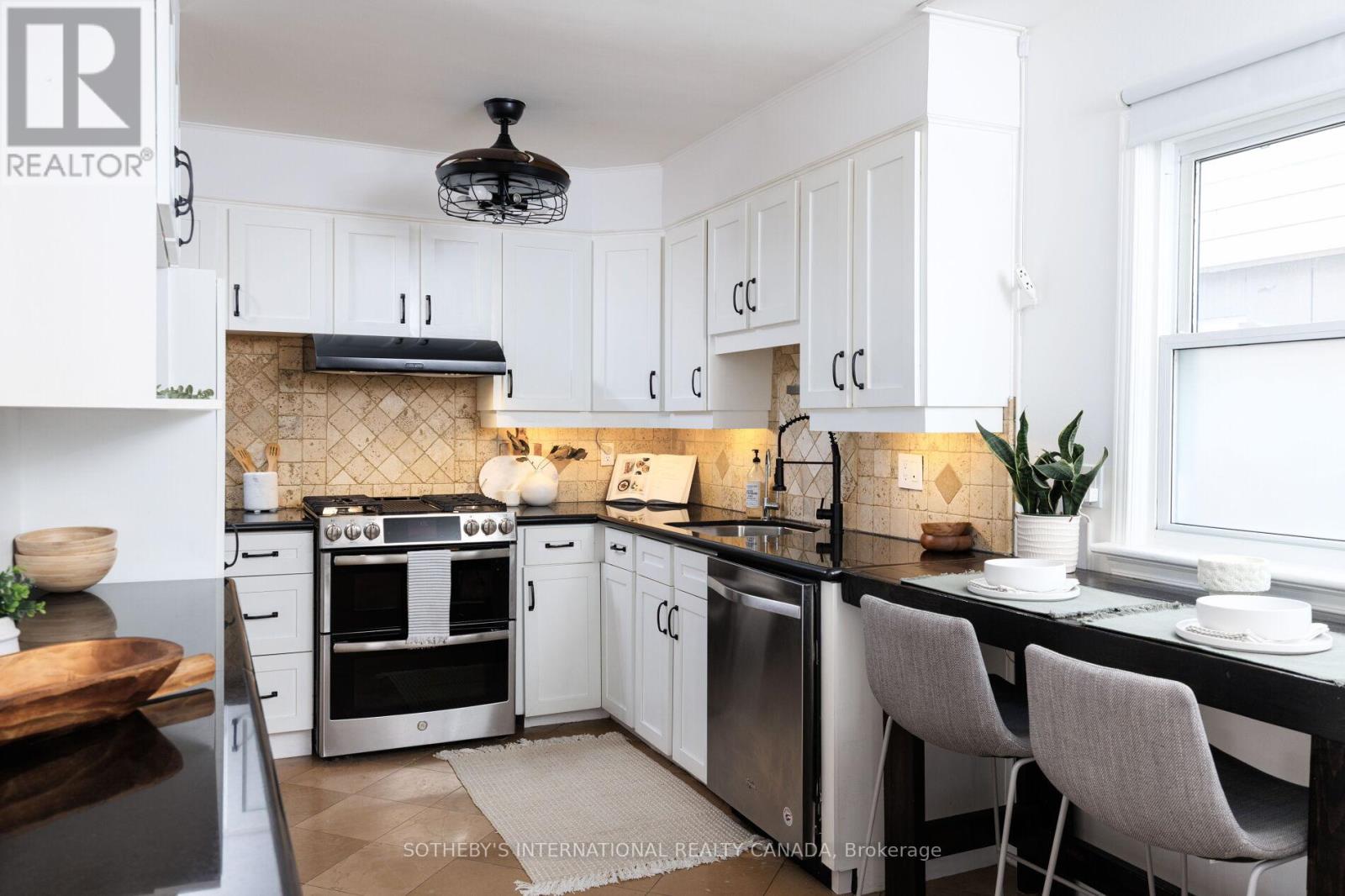 92 Delma Drive, Toronto, Ontario  M8W 4P1 - Photo 8 - W12836476