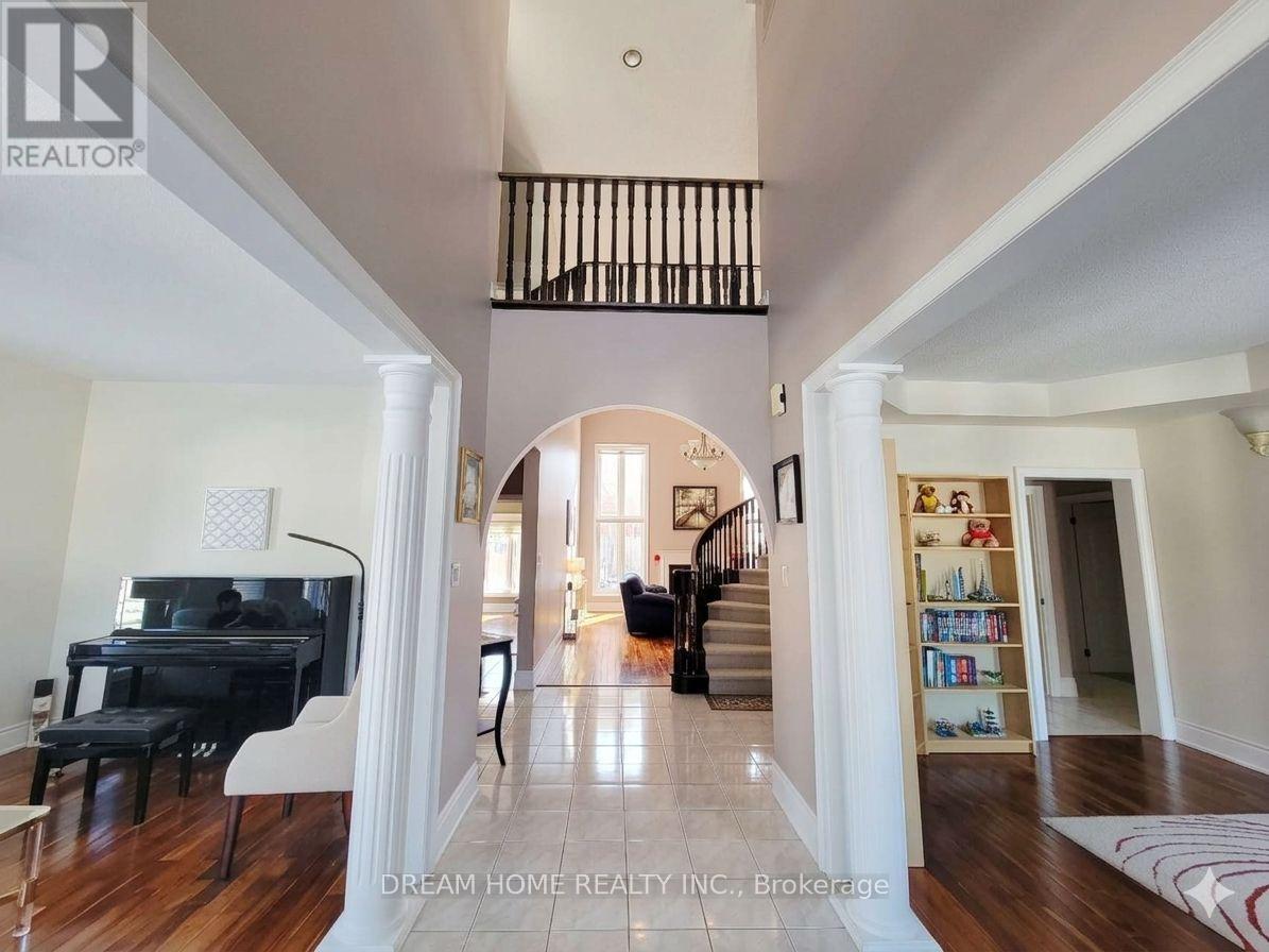 735 Foxcroft Boulevard, Newmarket, Ontario  L3X 1N1 - Photo 2 - N12885064