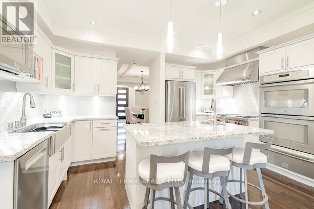 142 Rebecca Street, Oakville, Ontario  L6K 1J5 - Photo 12 - W12885060