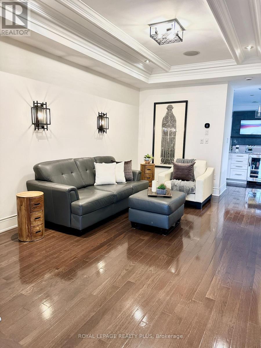 142 Rebecca Street, Oakville, Ontario  L6K 1J5 - Photo 5 - W12885060