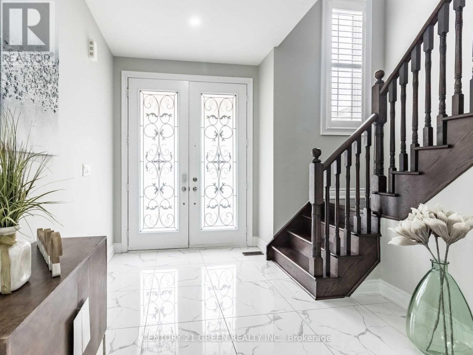 39 Argelia Crescent, Brampton, Ontario L6X 5N5 - Photo 4 - W12885072