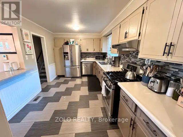 Upper - 3 Old York Crescent, Kitchener, Ontario  N2B 3G2 - Photo 3 - X12884392