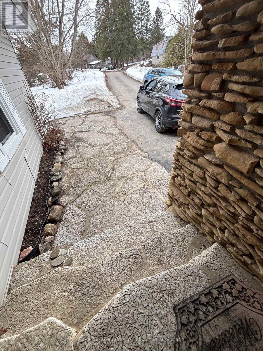 7 Regina Road, Kawartha Lakes, Ontario  K0M 2A0 - Photo 4 - X12885140