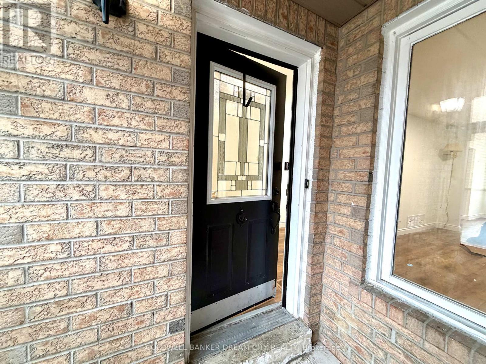 Upper Unit - 1031 Blizzard Road, Mississauga, Ontario  L5V 1T2 - Photo 2 - W12867620