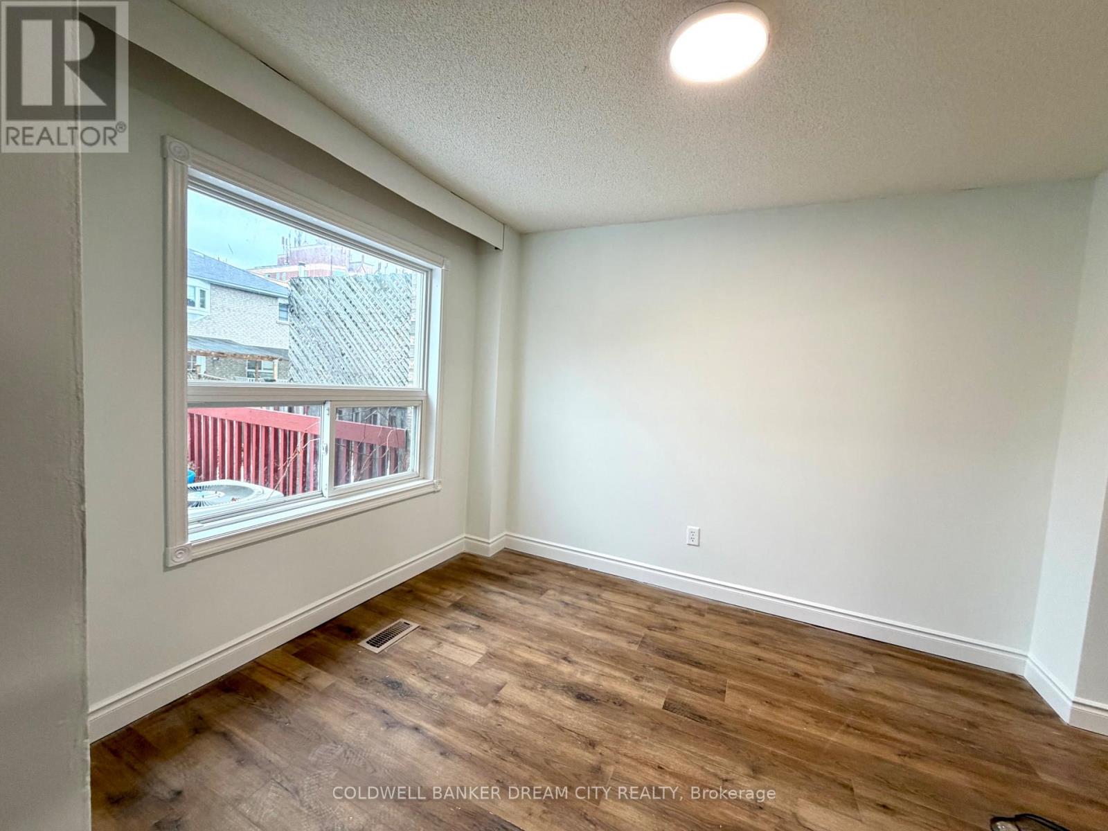 Upper Unit - 1031 Blizzard Road, Mississauga, Ontario  L5V 1T2 - Photo 5 - W12867620