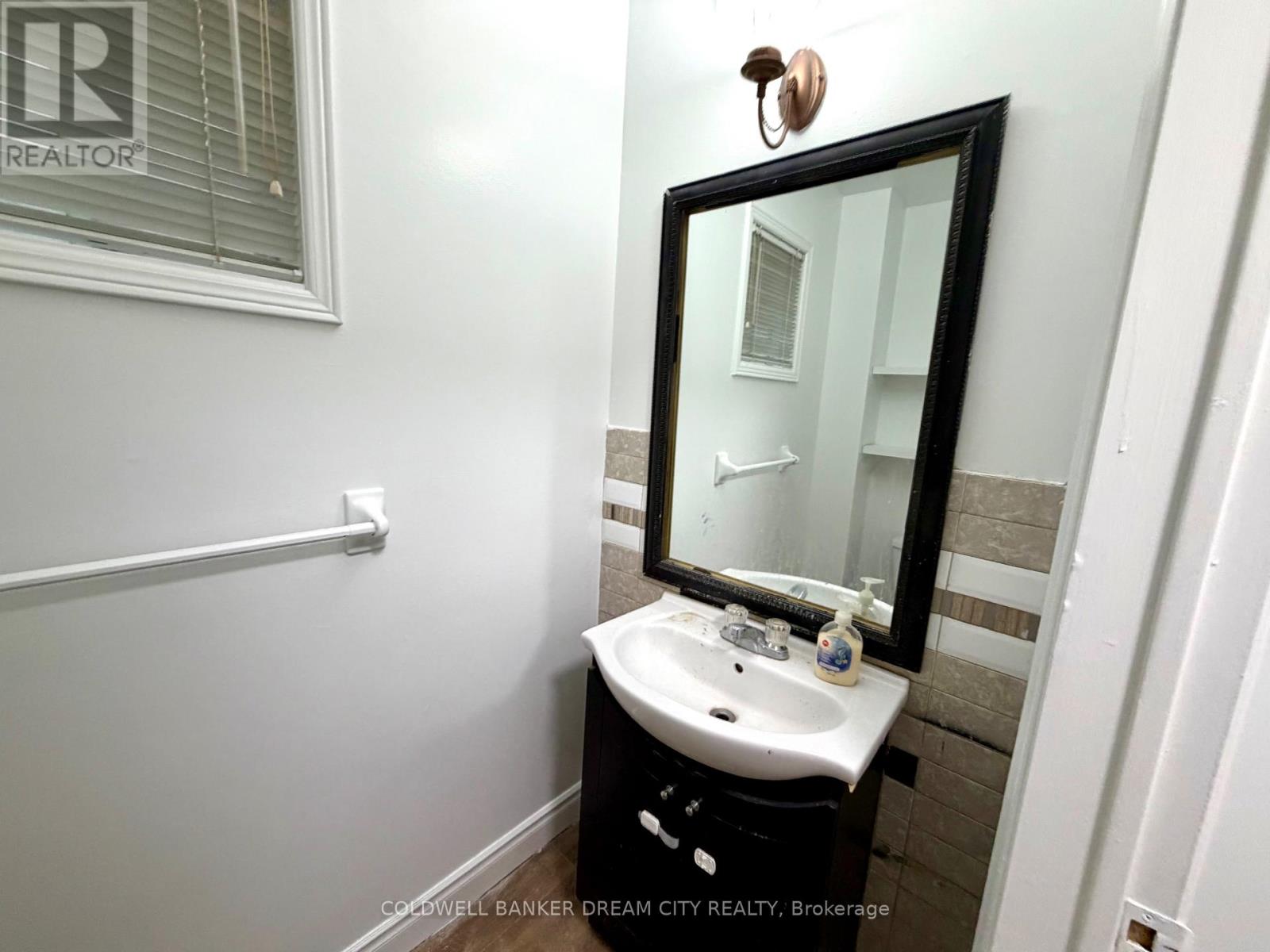 Upper Unit - 1031 Blizzard Road, Mississauga, Ontario  L5V 1T2 - Photo 9 - W12867620