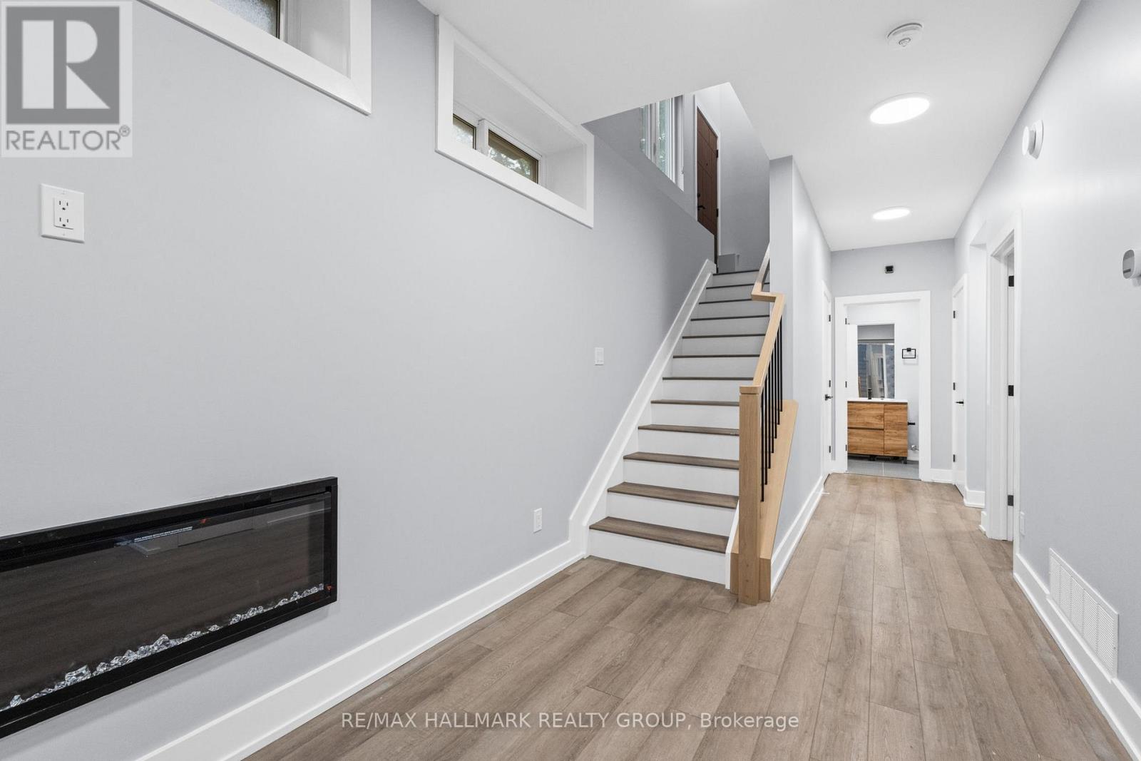 B - 884 Byron Avenue, Ottawa, Ontario  K2A 0A1 - Photo 2 - X12885154