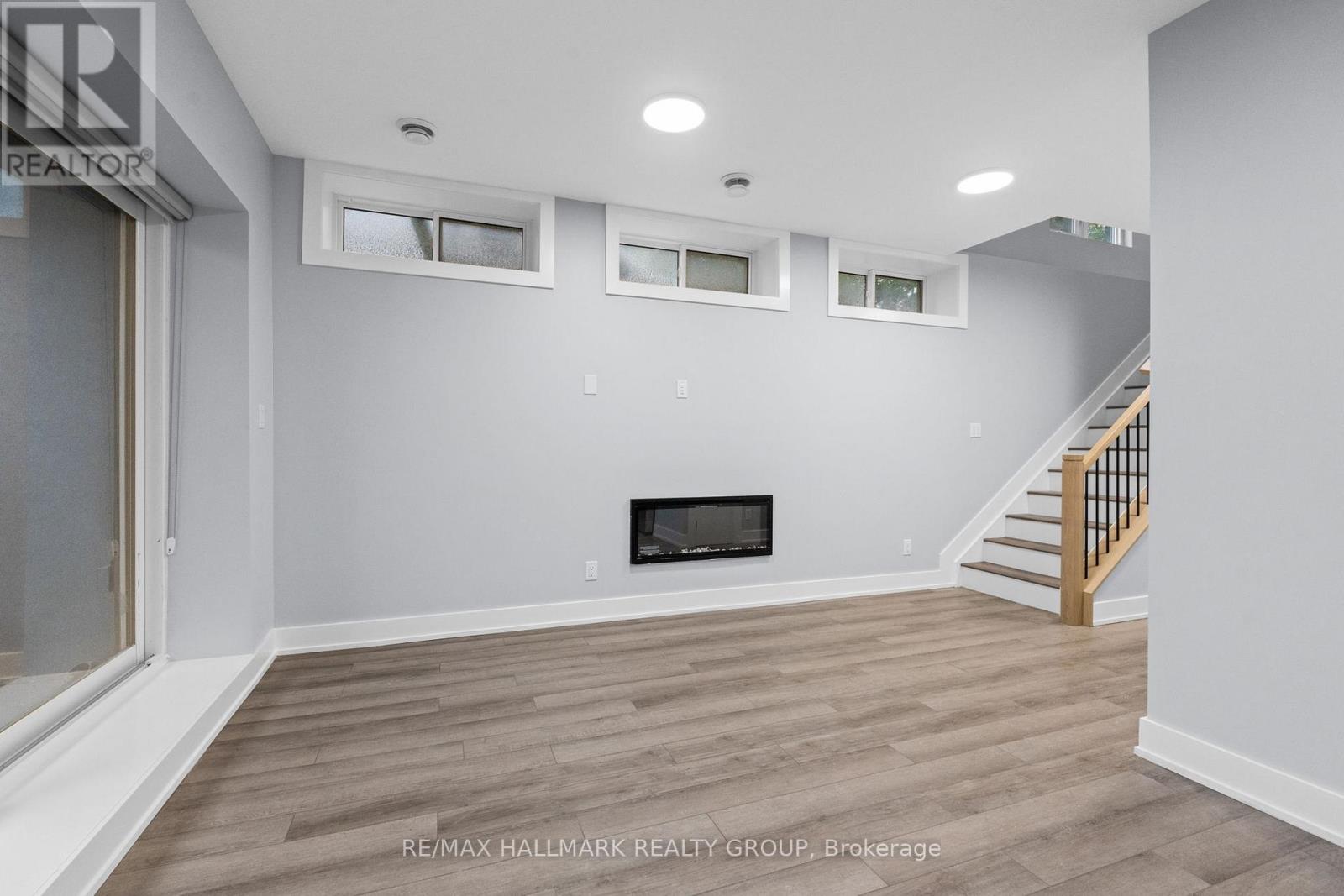 B - 884 Byron Avenue, Ottawa, Ontario  K2A 0A1 - Photo 3 - X12885154