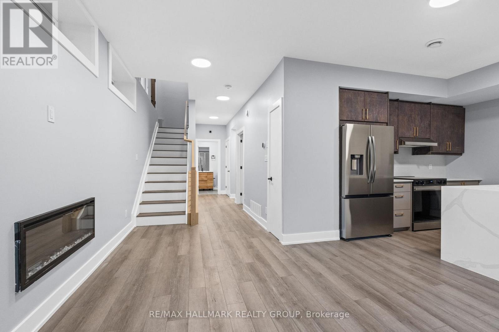 B - 884 Byron Avenue, Ottawa, Ontario  K2A 0A1 - Photo 4 - X12885154