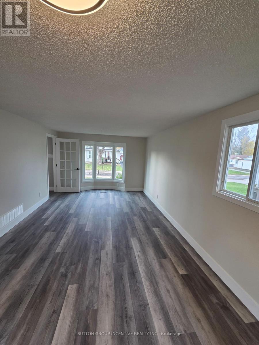 39 Royal Oak Drive, Innisfil, Ontario L0L 1L0 - Photo 11 - N12885146