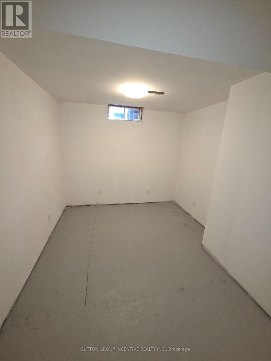 39 Royal Oak Drive, Innisfil, Ontario L0L 1L0 - Photo 27 - N12885146