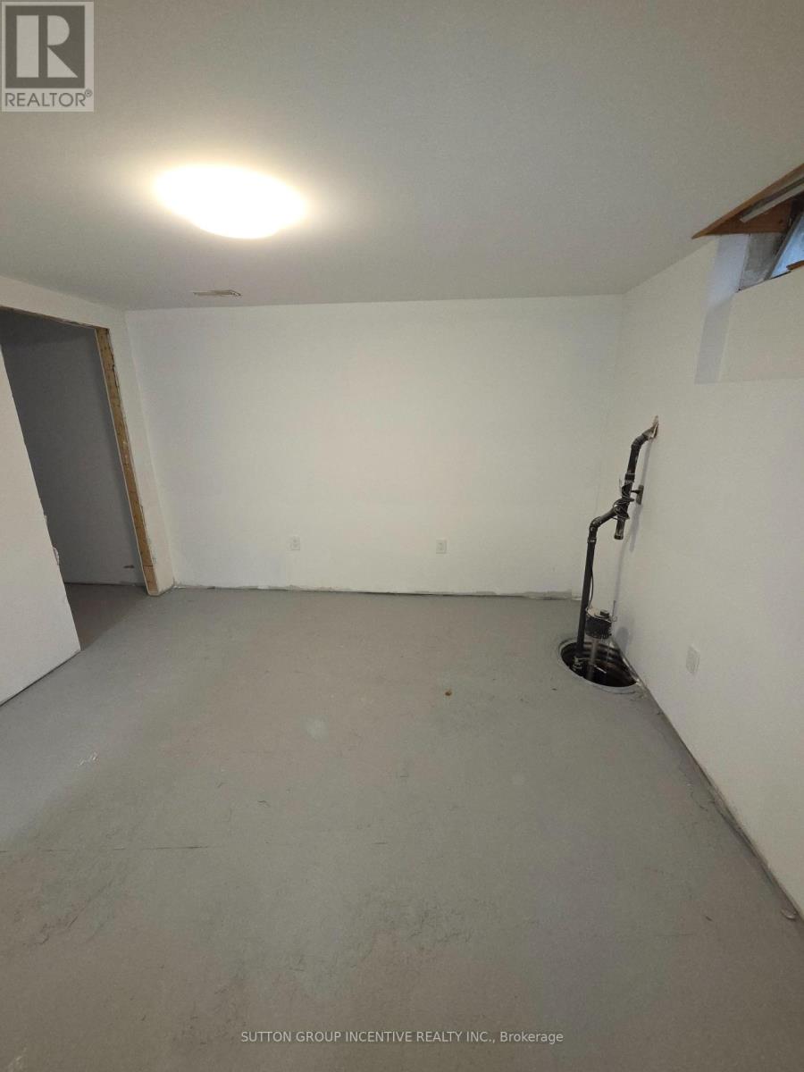 39 Royal Oak Drive, Innisfil, Ontario L0L 1L0 - Photo 29 - N12885146