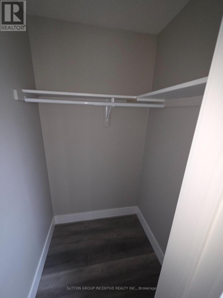 39 Royal Oak Drive, Innisfil, Ontario L0L 1L0 - Photo 3 - N12885146