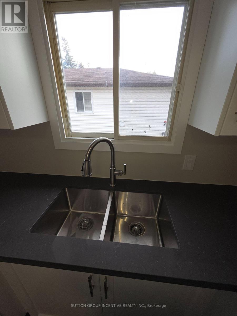 39 Royal Oak Drive, Innisfil, Ontario L0L 1L0 - Photo 9 - N12885146