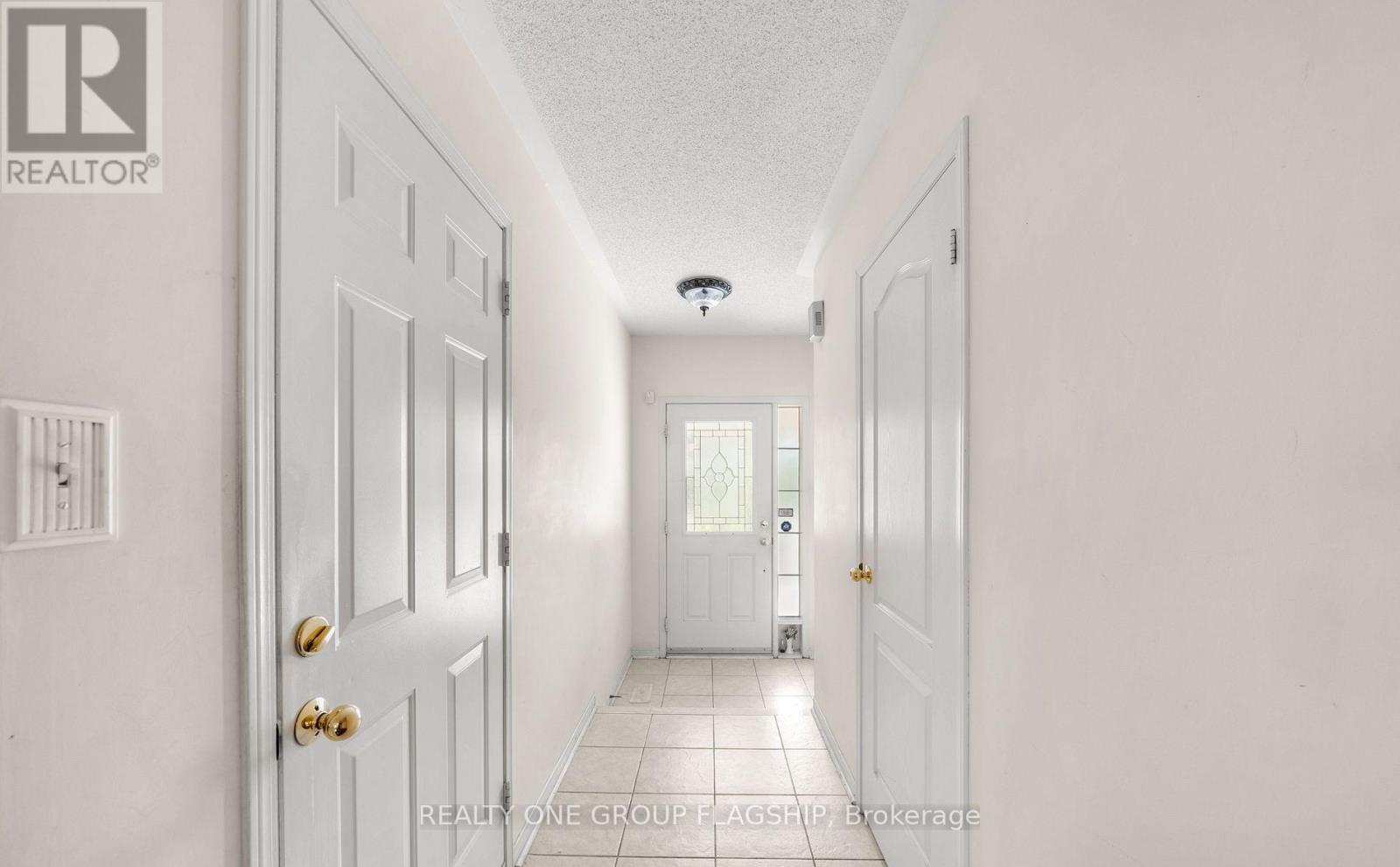 909 Oaktree Crescent, Newmarket, Ontario  L3X 2Z1 - Photo 4 - N12885216