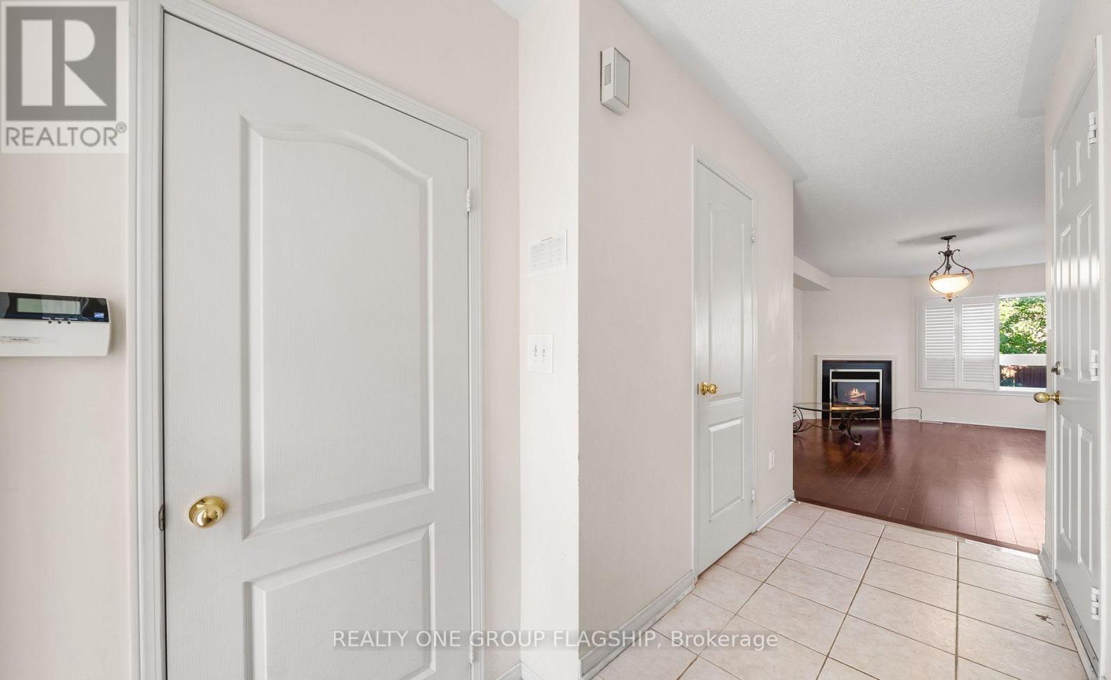 909 Oaktree Crescent, Newmarket, Ontario  L3X 2Z1 - Photo 5 - N12885216