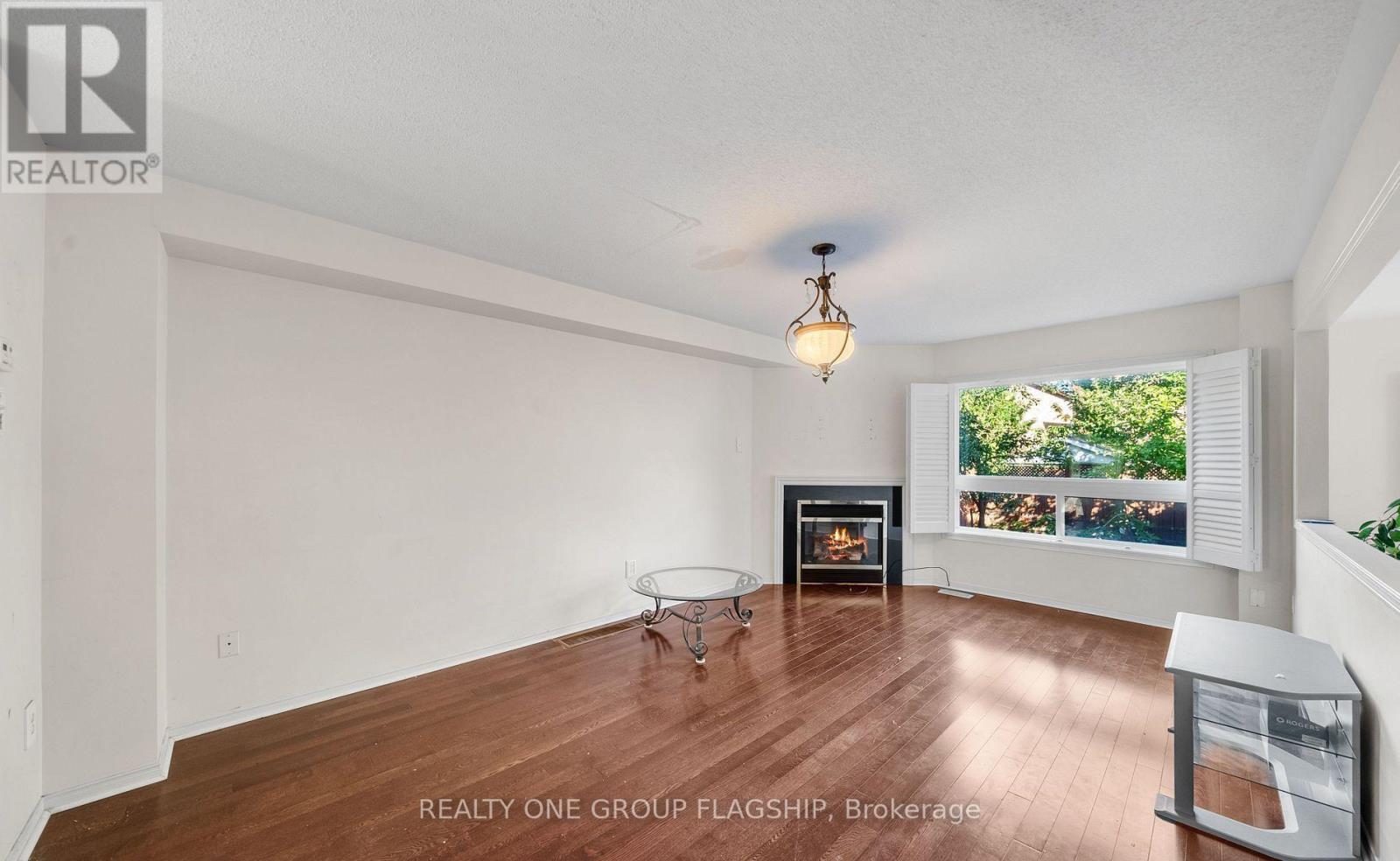 909 Oaktree Crescent, Newmarket, Ontario  L3X 2Z1 - Photo 6 - N12885216