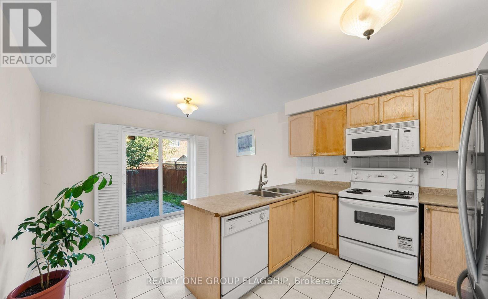 909 Oaktree Crescent, Newmarket, Ontario  L3X 2Z1 - Photo 9 - N12885216