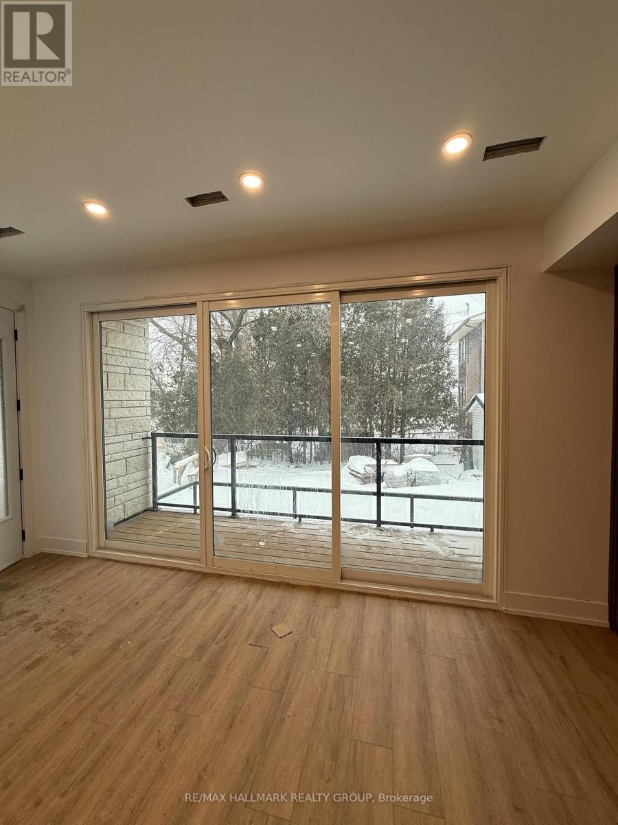 B - 886 Byron Avenue, Ottawa, Ontario  K2A 0A1 - Photo 2 - X12885240