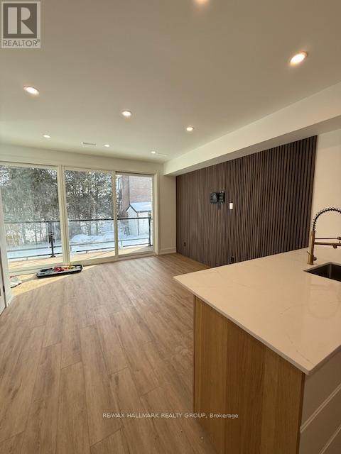 B - 886 Byron Avenue, Ottawa, Ontario  K2A 0A1 - Photo 3 - X12885240