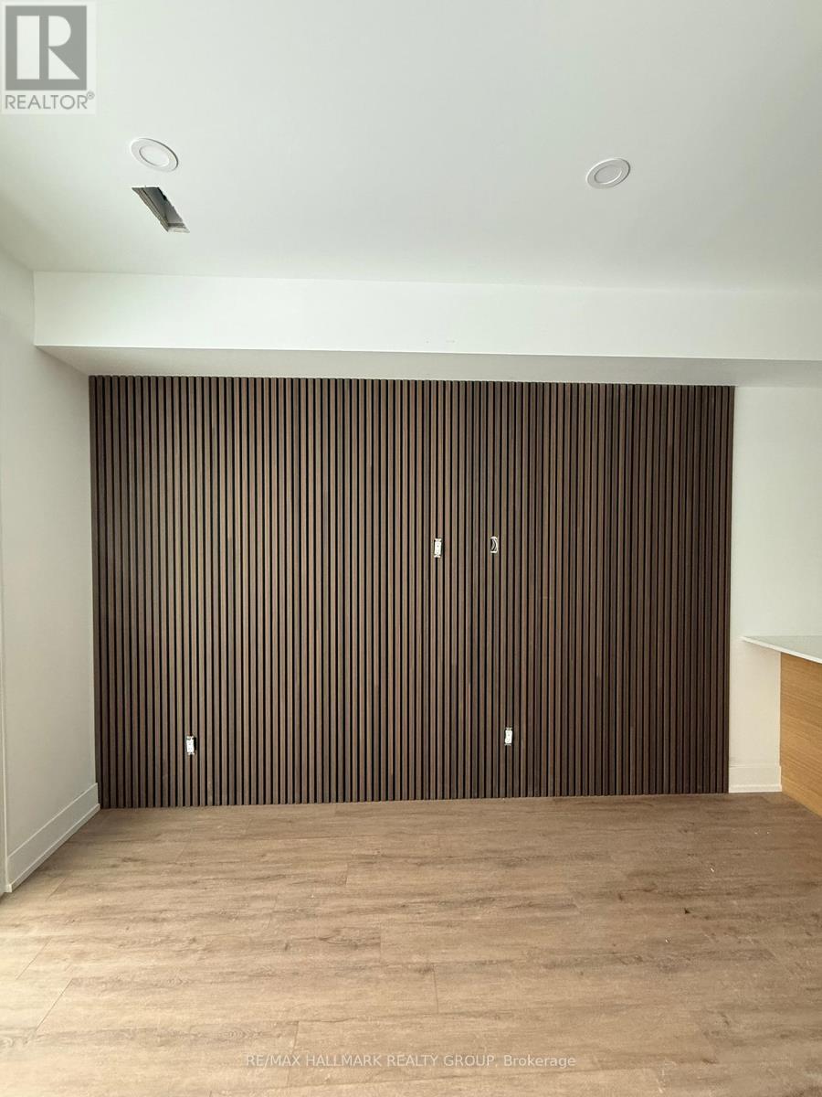 B - 886 Byron Avenue, Ottawa, Ontario  K2A 0A1 - Photo 4 - X12885240