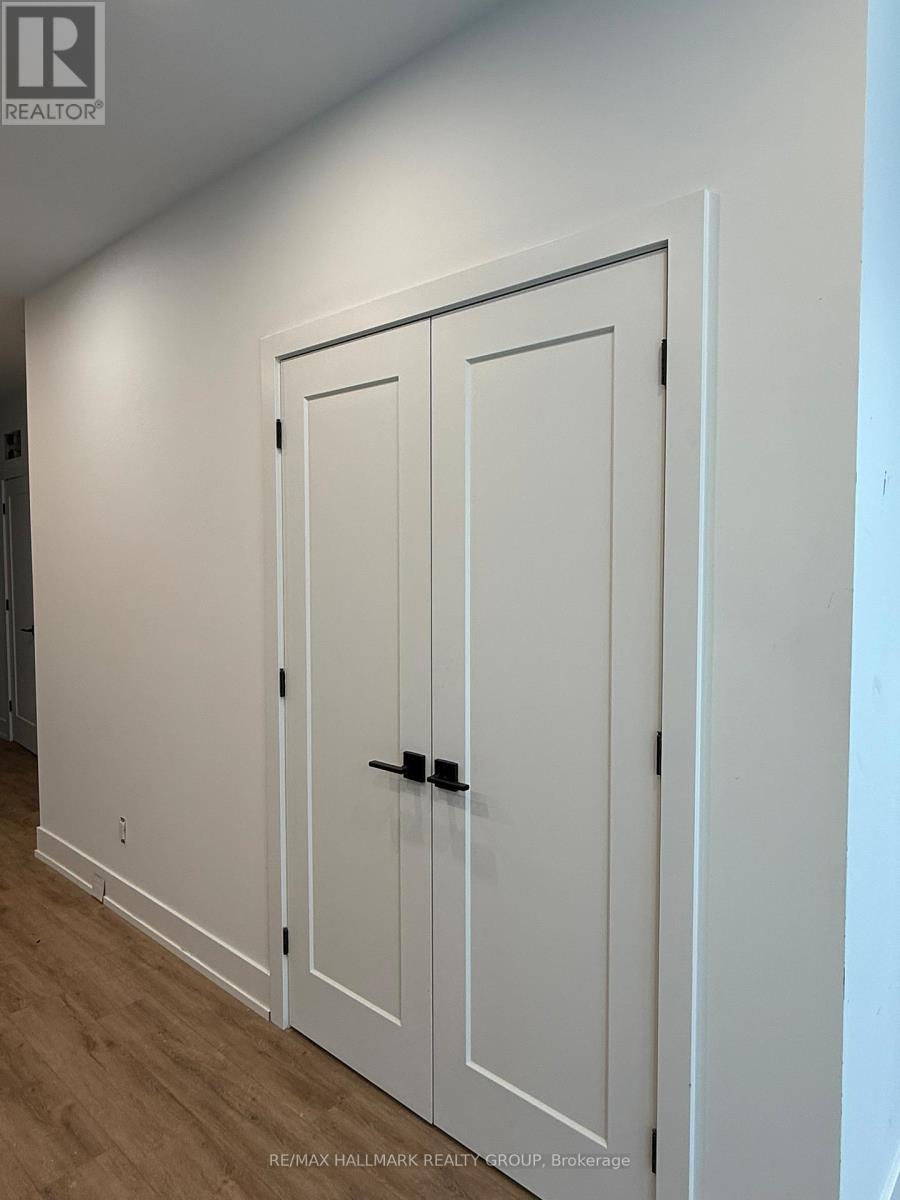 B - 886 Byron Avenue, Ottawa, Ontario  K2A 0A1 - Photo 6 - X12885240