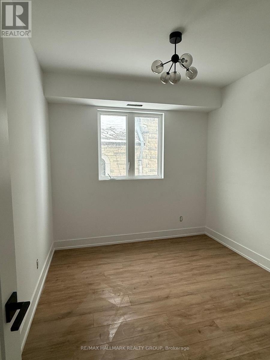 B - 886 Byron Avenue, Ottawa, Ontario  K2A 0A1 - Photo 7 - X12885240