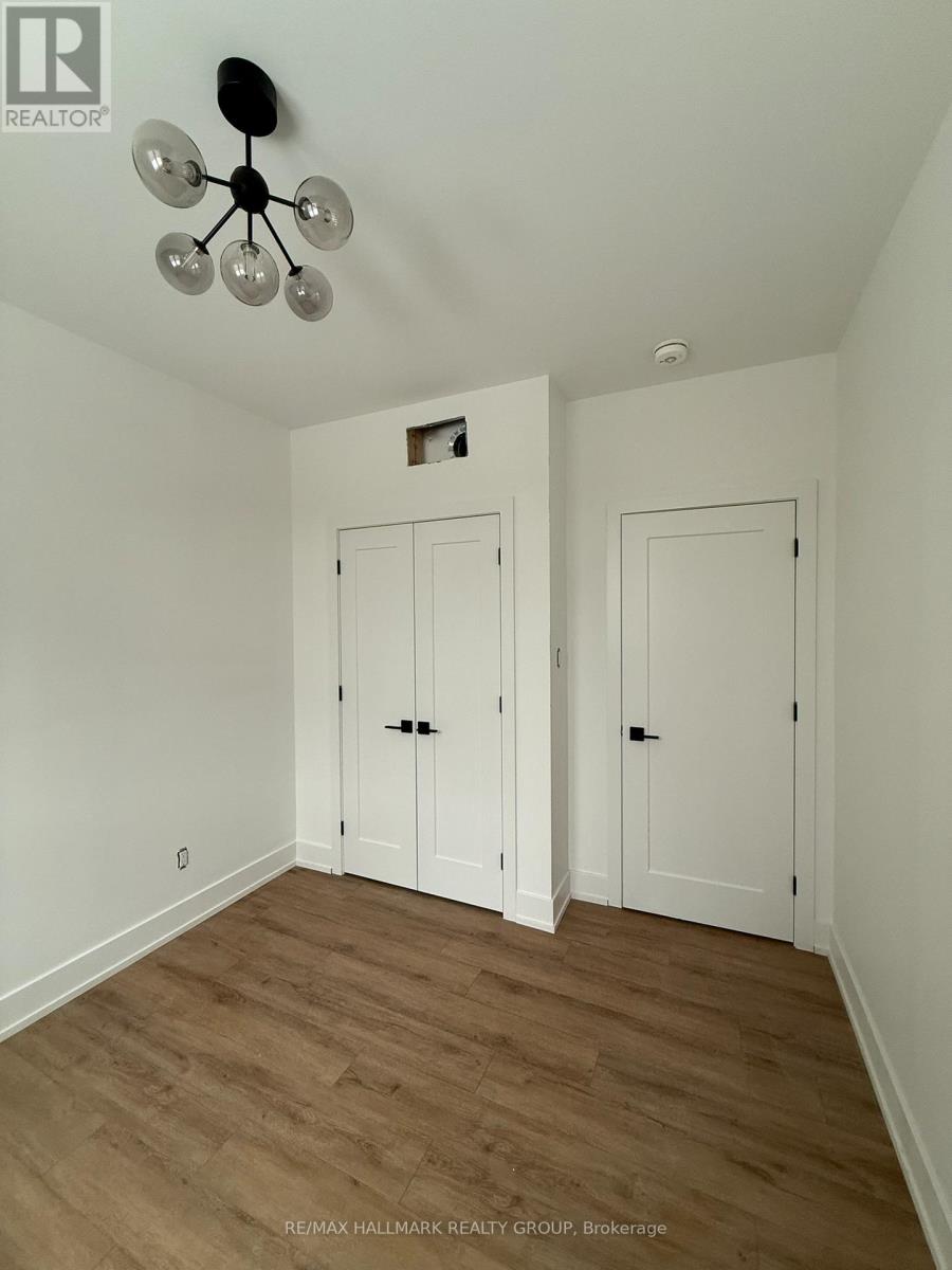 B - 886 Byron Avenue, Ottawa, Ontario  K2A 0A1 - Photo 8 - X12885240