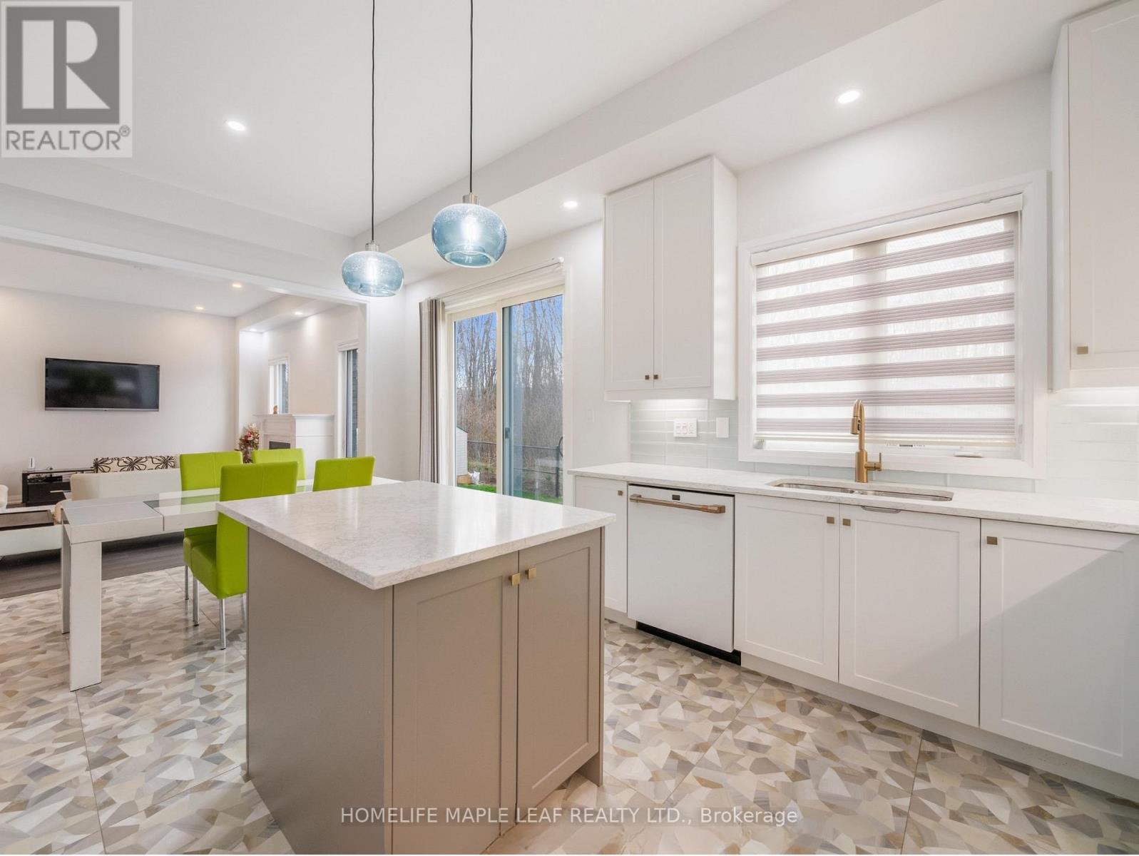 1028 Hardy Way, Innisfil, Ontario  L0L 1W0 - Photo 19 - N12852308