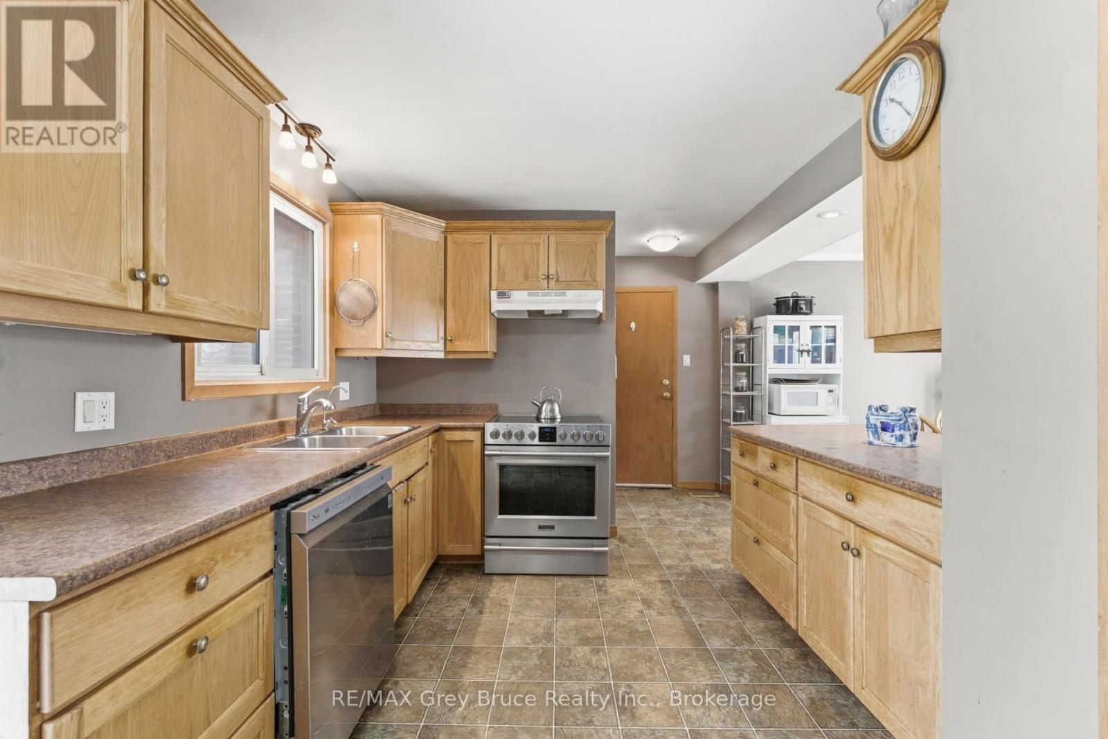 235 5th Avenue, Hanover, Ontario  N4N 2C3 - Photo 5 - X12885262