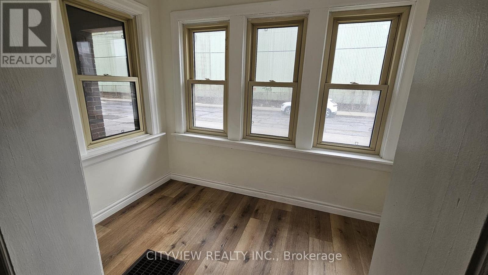 281 Wentworth Street, Hamilton, Ontario L8L 5V9 - Photo 3 - X12885270