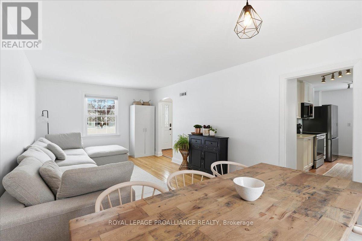 28 Fairway Avenue, Belleville (Belleville Ward), Ontario  K8N 4B3 - Photo 3 - X12749966