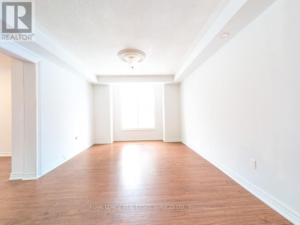 20 Holgate Street, Barrie, Ontario  L4N 2T5 - Photo 3 - S12885336