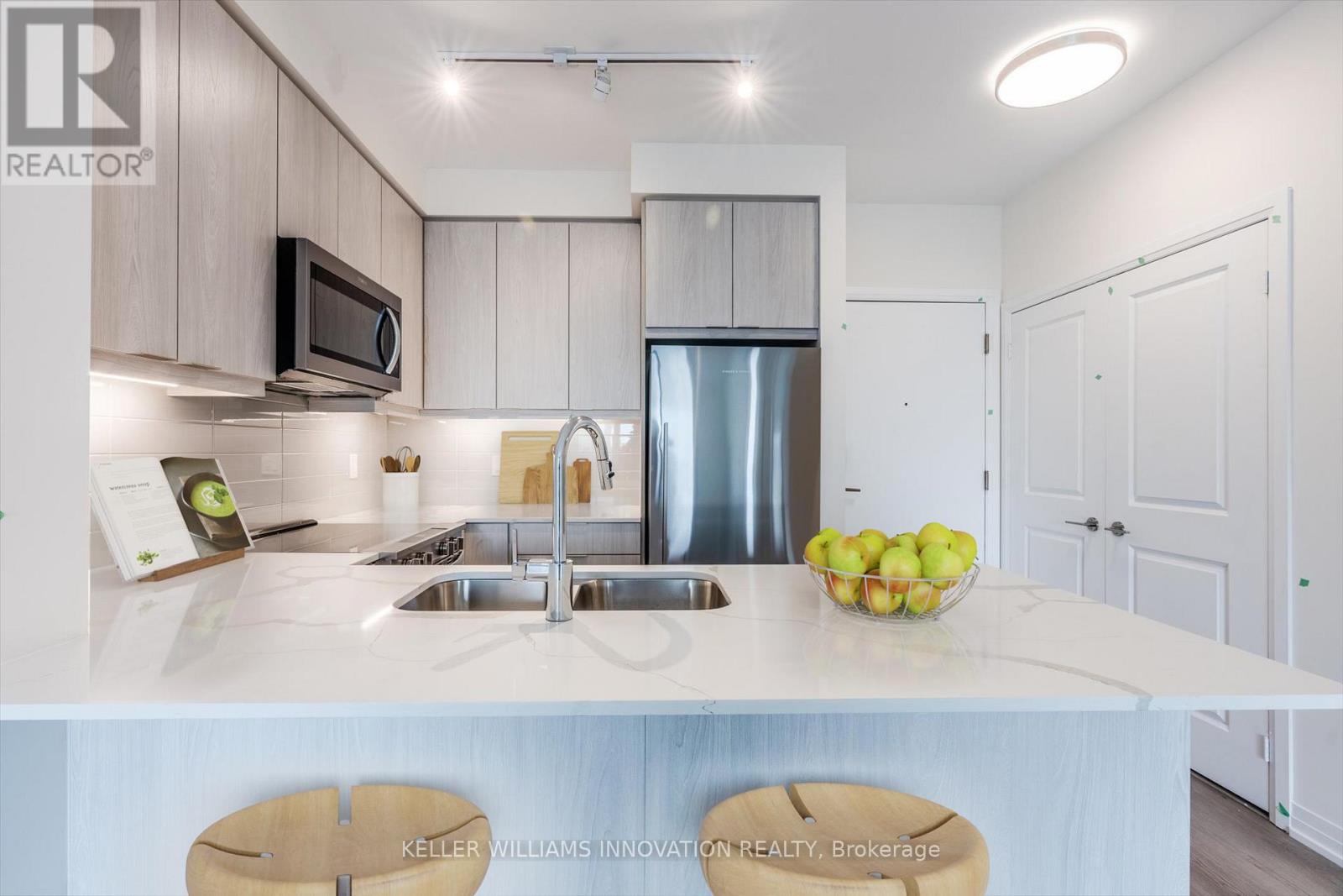 702 - 15 Watergarden Drive, Mississauga, Ontario  L5R 0H4 - Photo 2 - W12885346