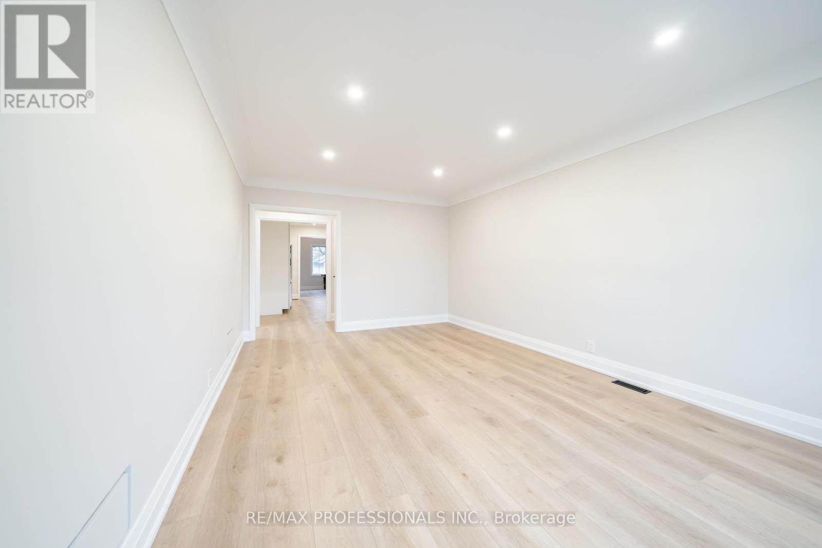 370 Delaware Avenue, Burlington, Ontario  L7R 3B5 - Photo 10 - W12885368