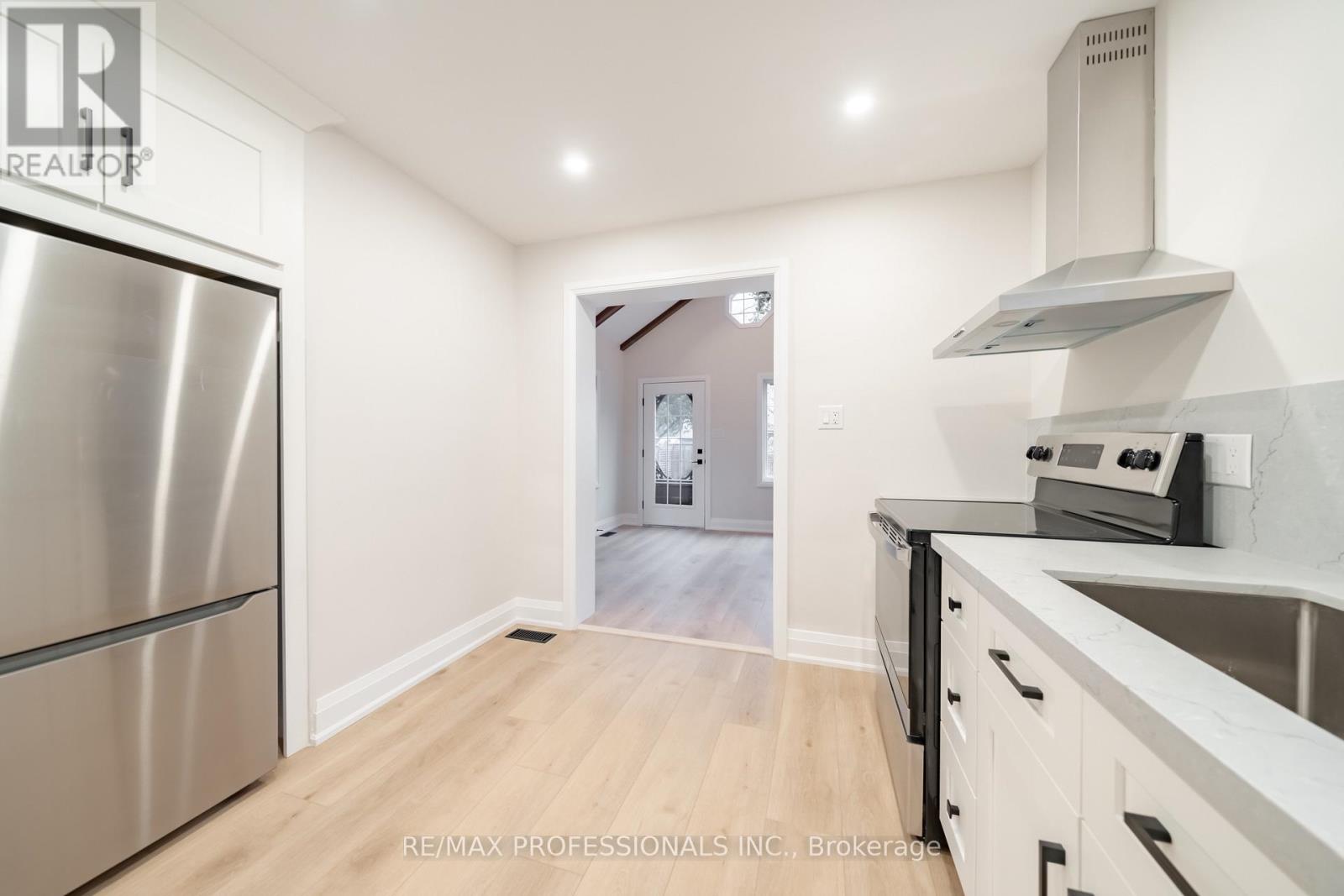 370 Delaware Avenue, Burlington, Ontario  L7R 3B5 - Photo 13 - W12885368