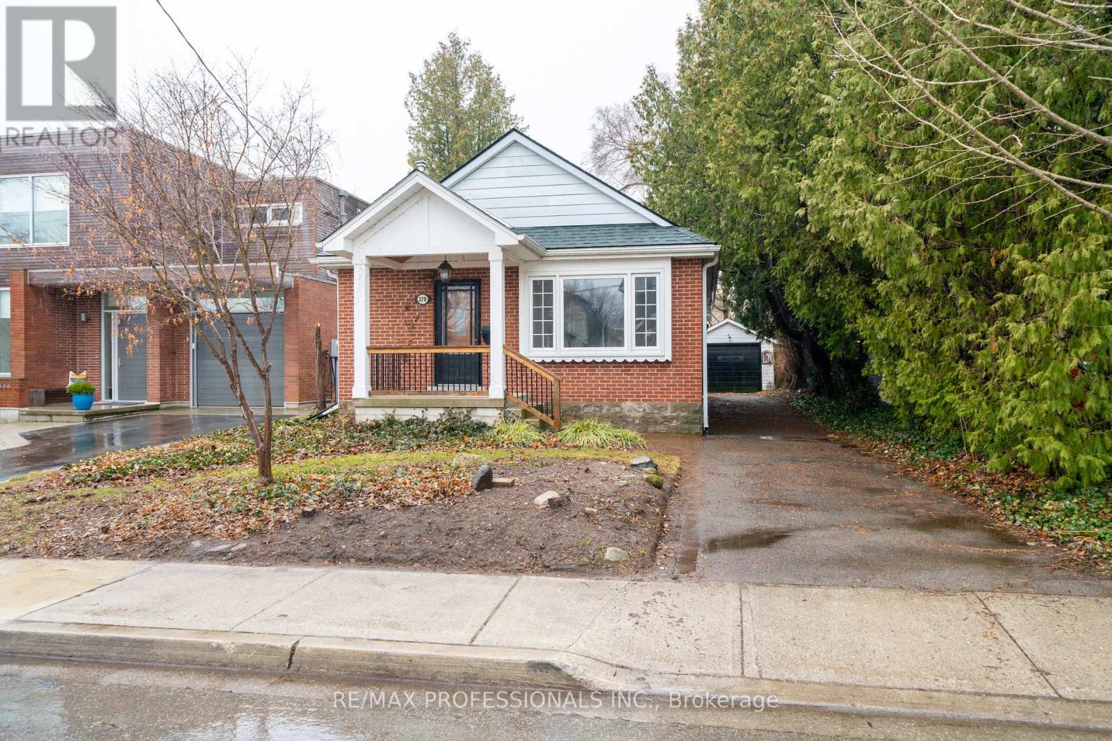 370 Delaware Avenue, Burlington, Ontario  L7R 3B5 - Photo 2 - W12885368