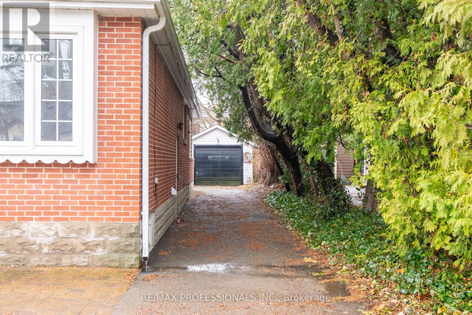 370 Delaware Avenue, Burlington, Ontario  L7R 3B5 - Photo 3 - W12885368