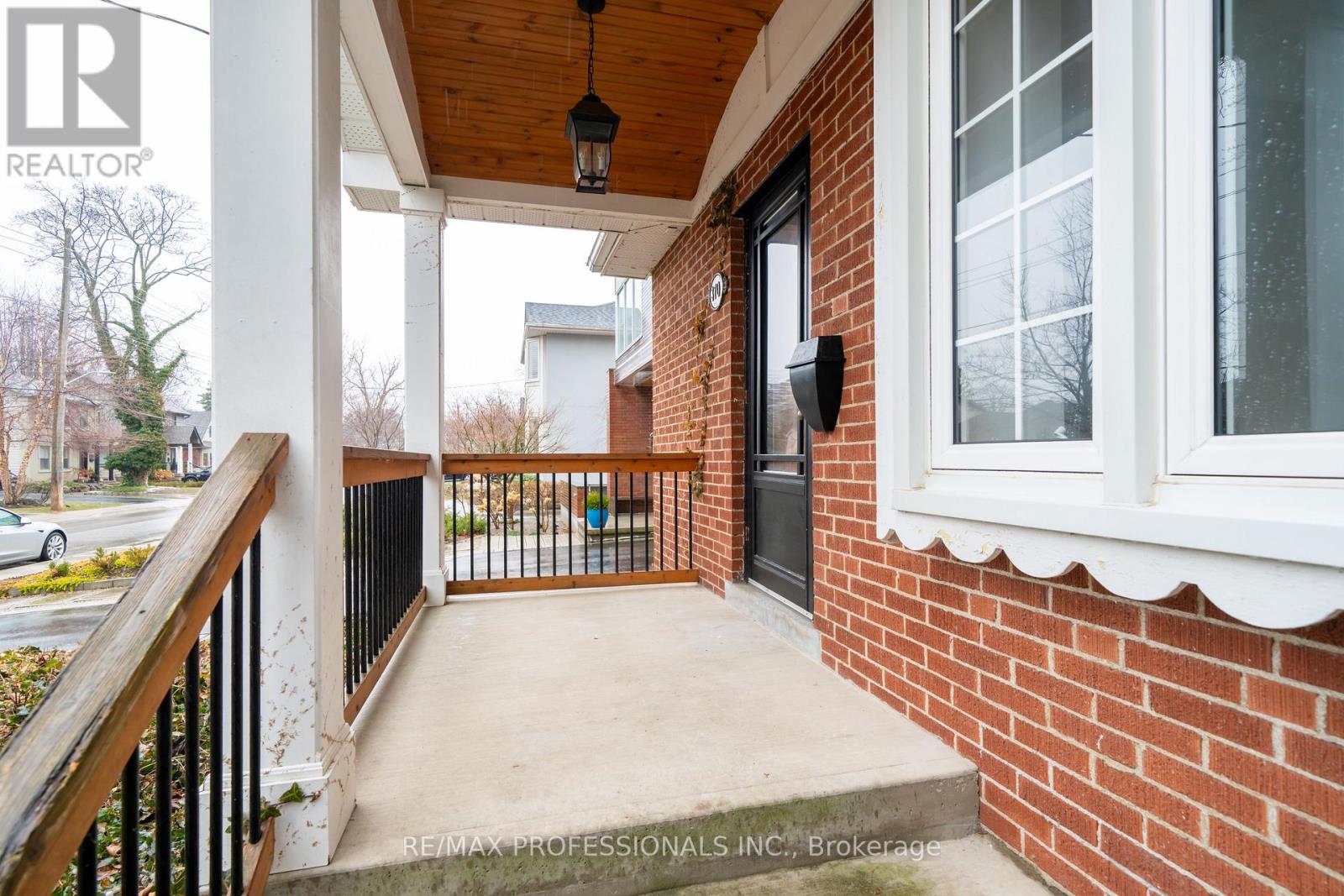 370 Delaware Avenue, Burlington, Ontario  L7R 3B5 - Photo 4 - W12885368