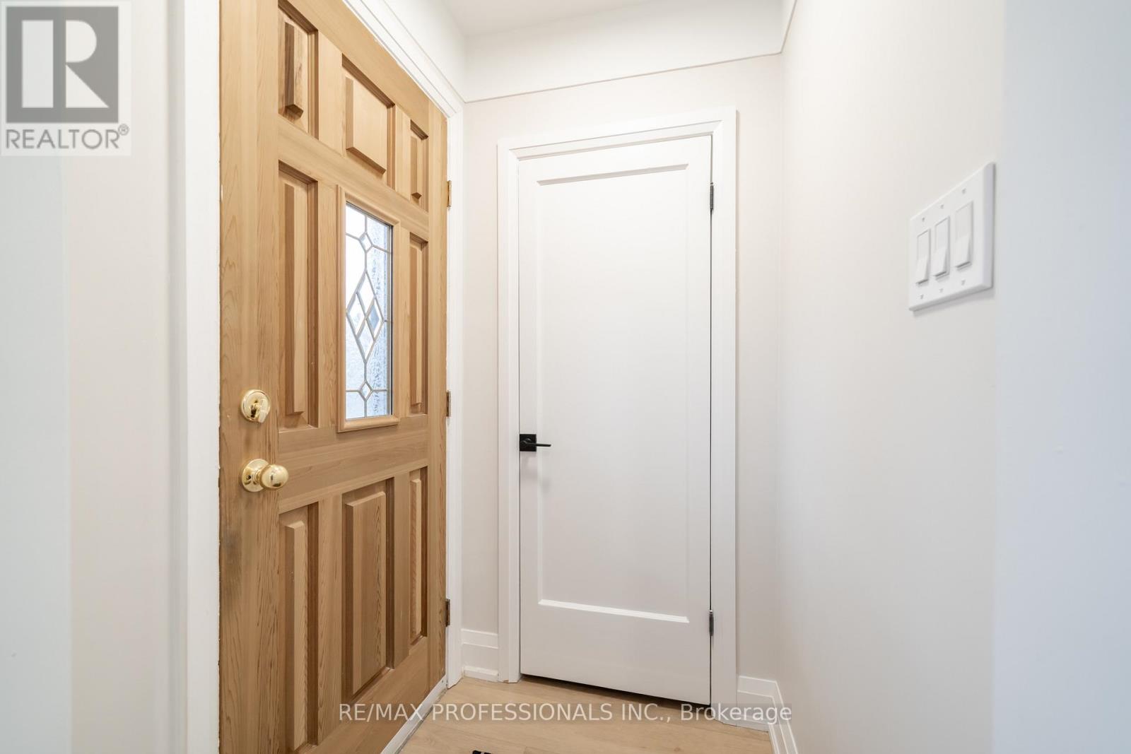 370 Delaware Avenue, Burlington, Ontario  L7R 3B5 - Photo 5 - W12885368