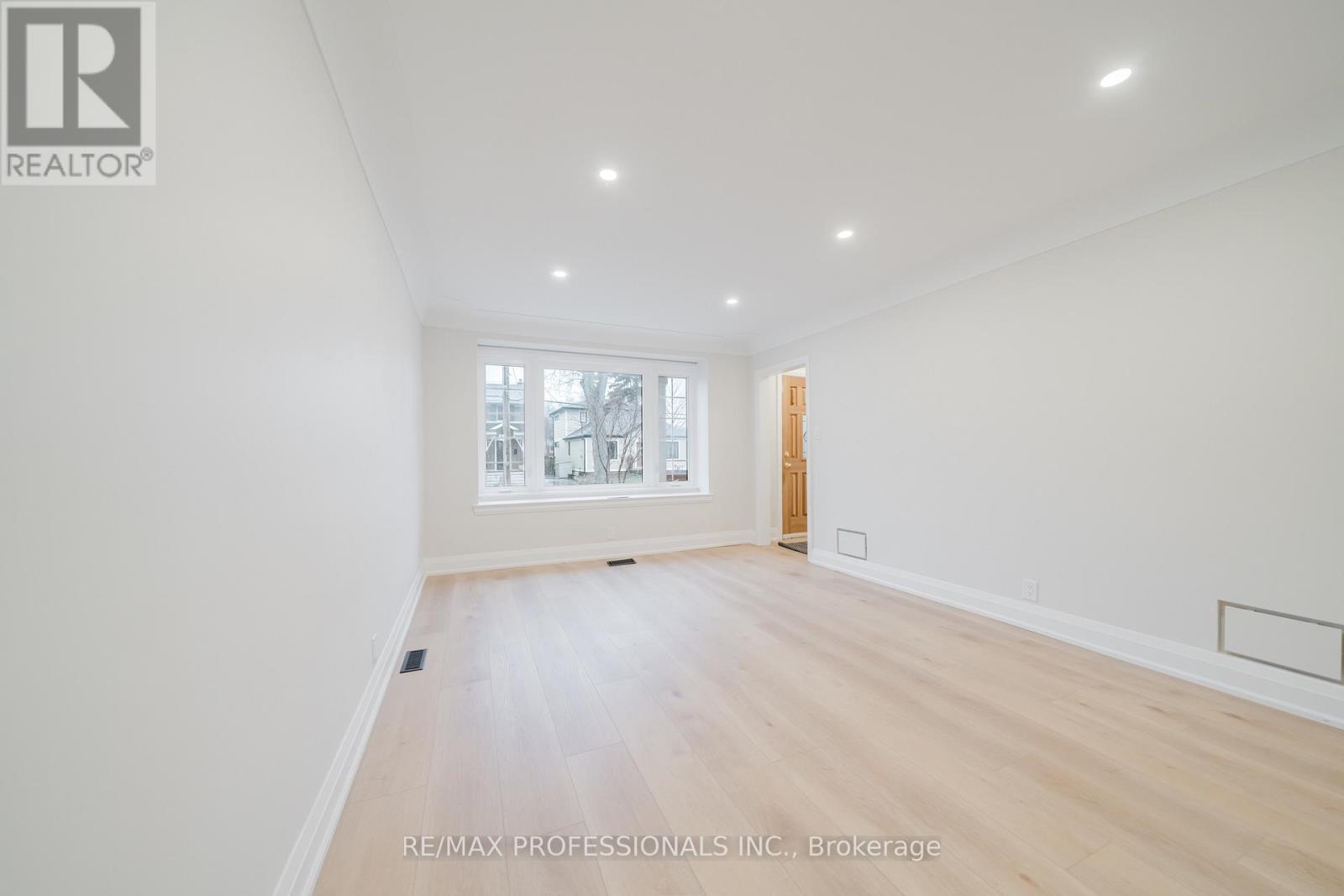 370 Delaware Avenue, Burlington, Ontario  L7R 3B5 - Photo 8 - W12885368