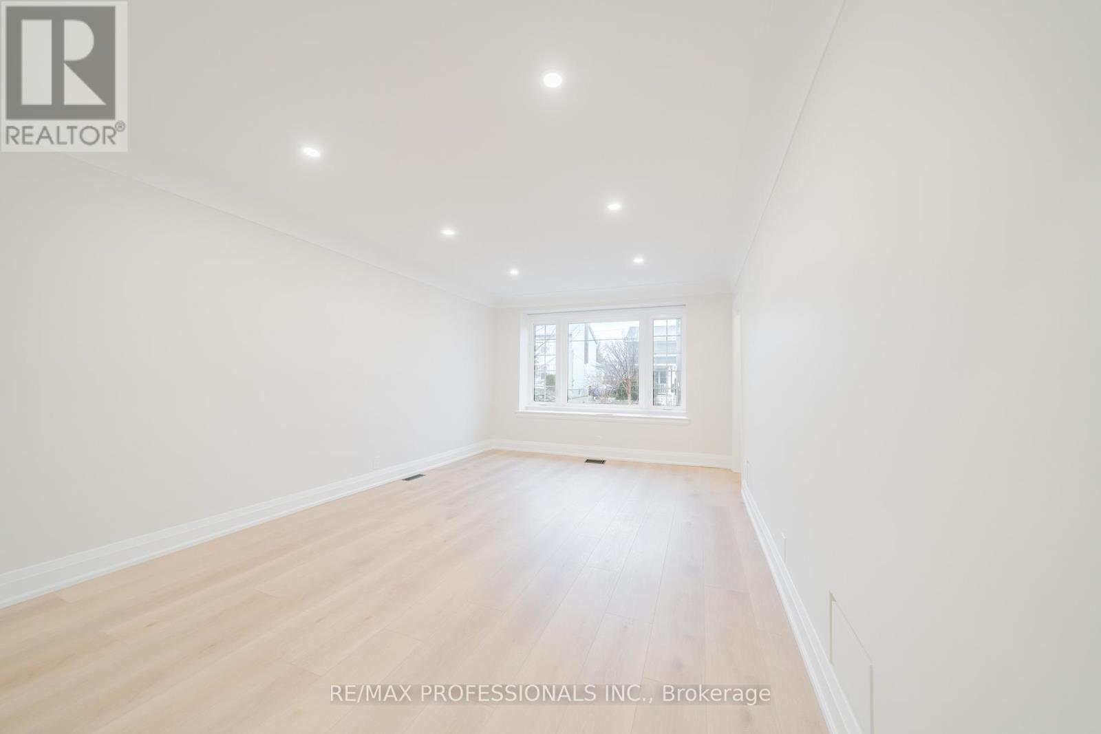 370 Delaware Avenue, Burlington, Ontario  L7R 3B5 - Photo 9 - W12885368